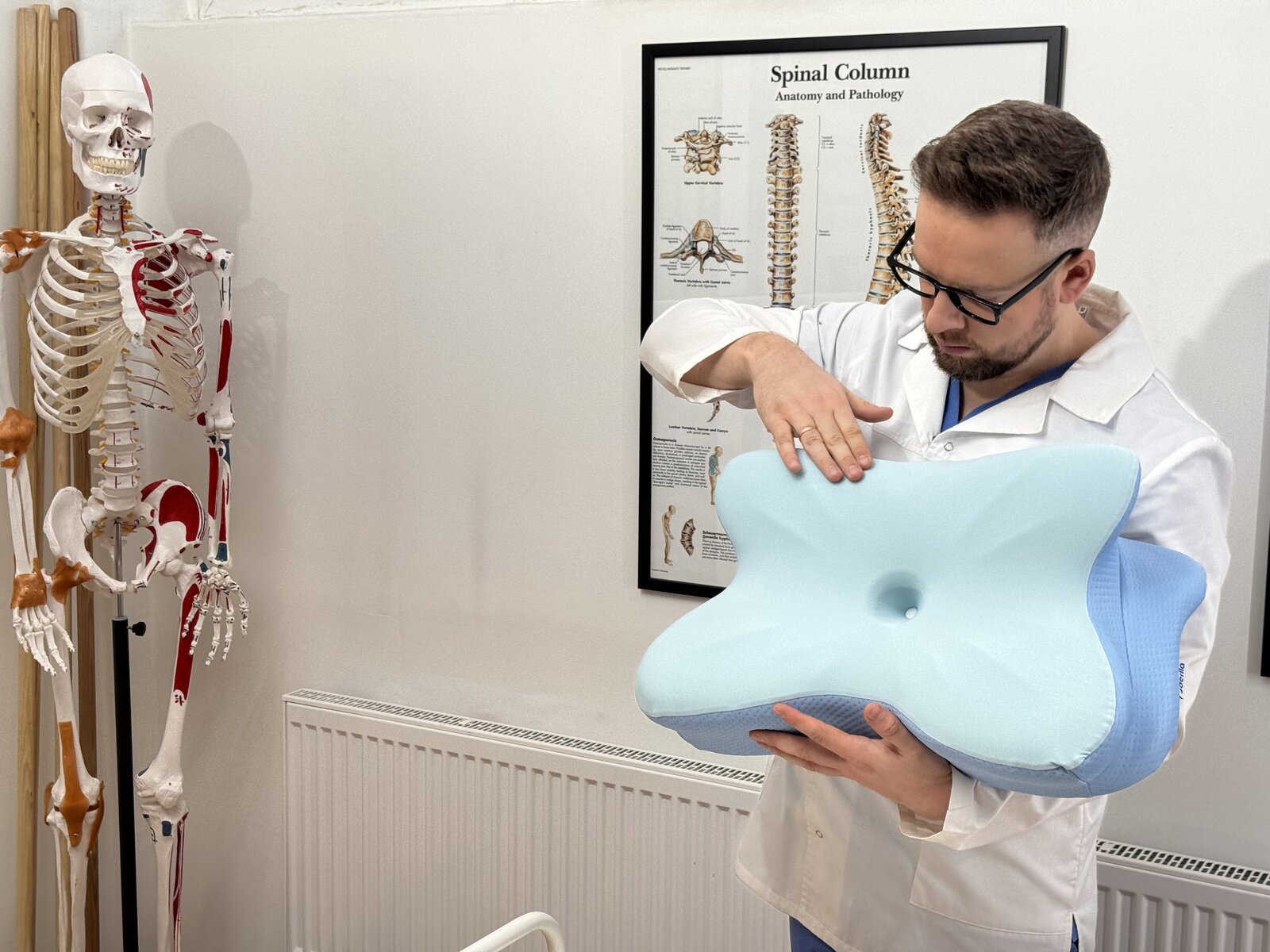 Almohada ergonómica de contorno mariposa con espuma viscoelástica de alta densidad